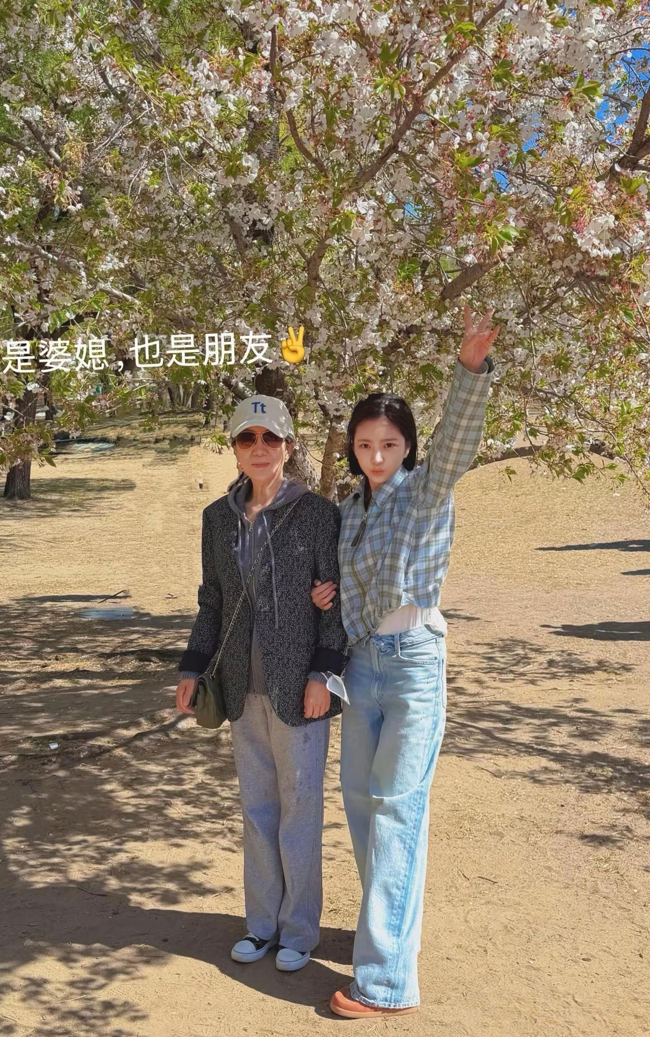 王灿亲密挽着婆婆合影，婆媳同框笑容满面，温馨互动打破不和传言。她开心展示婆婆赠送