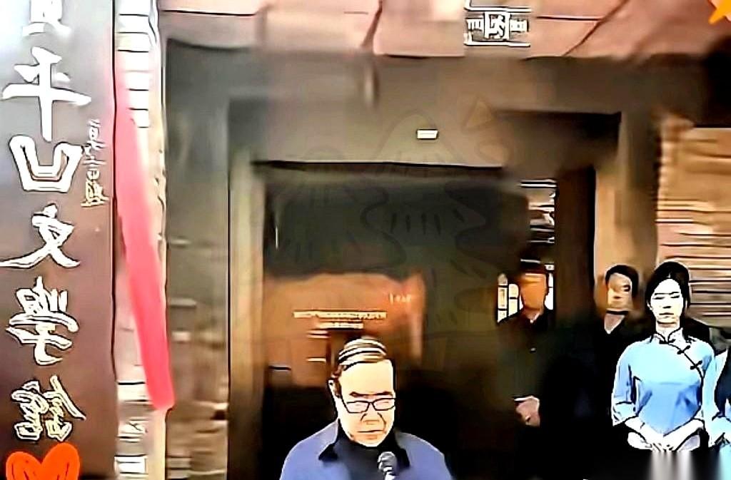 西安两处贾平凹主题场馆的牌匾，连夜被卸了下来。
原本稳稳当当挂在墙上的名字，在黑