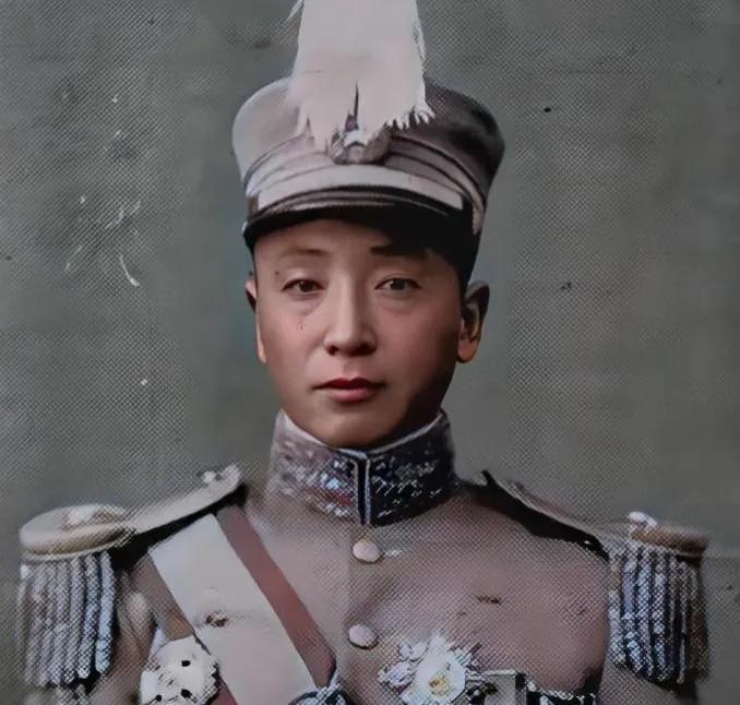 张作霖30多岁和50多岁时的两张肖像照，眉清目秀，一表人才，比少帅儿子还帅。
年