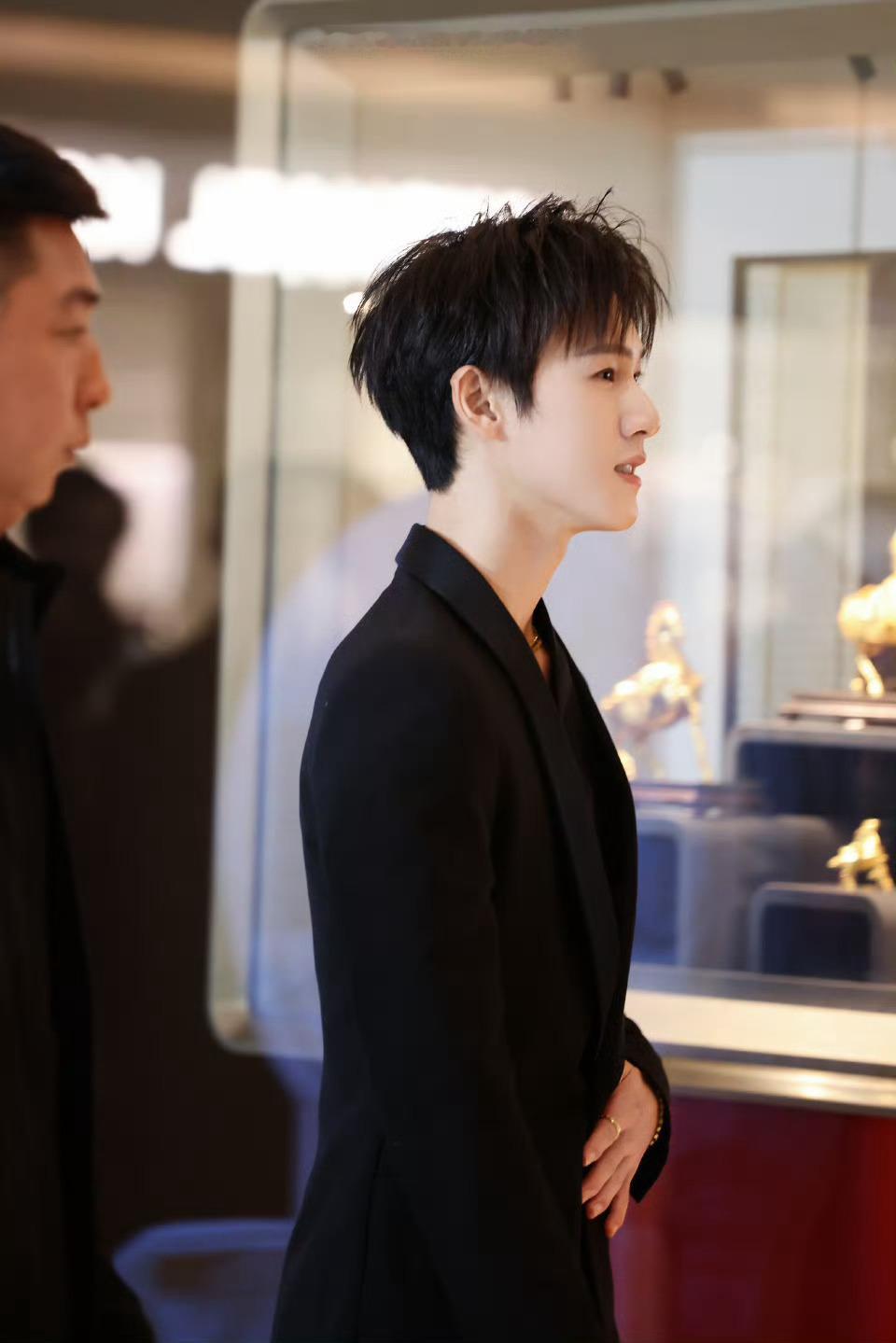 完全熟男风味的李昀锐…🚬其实我还一直盯着脖子上的这条金项链🤤 李昀锐黑西装金