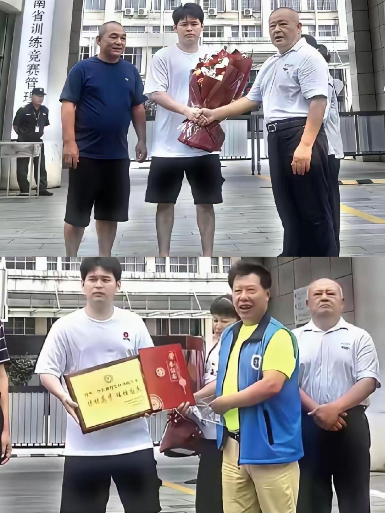 不得不承认，林诗栋这领奖造型也太随性了！被家乡政府嘉奖、和省领导见面，居然踩着大