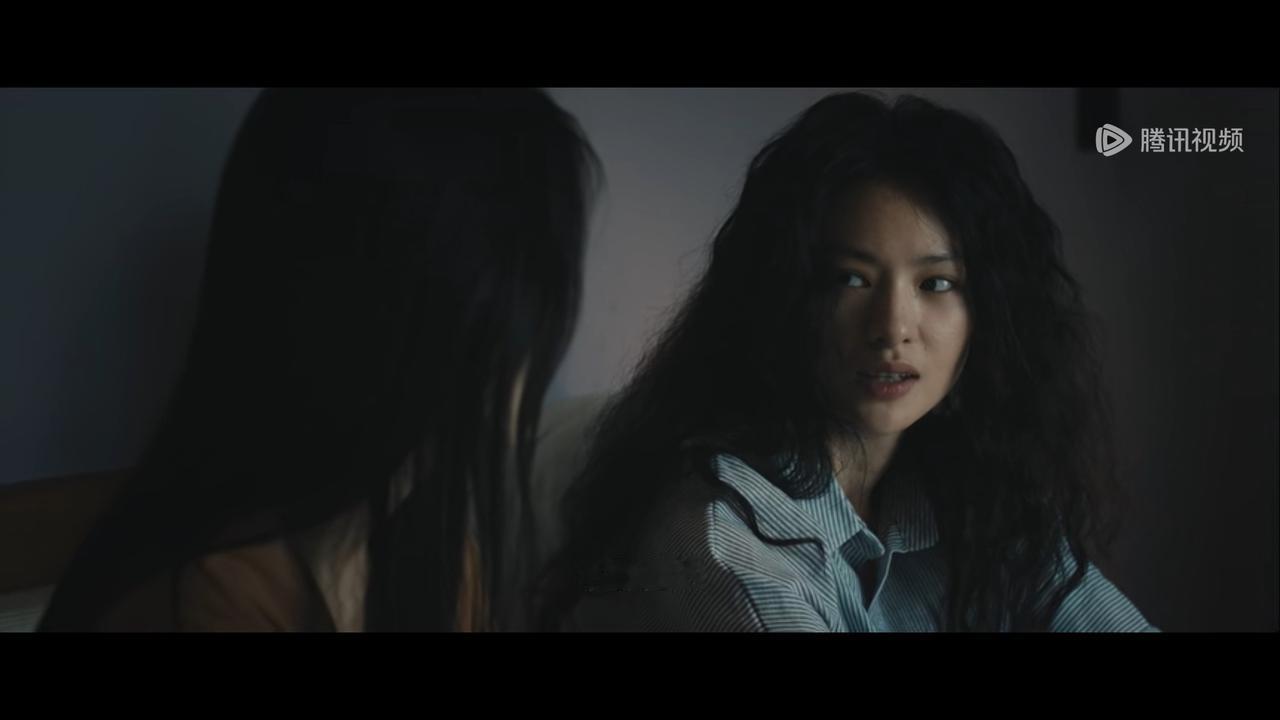 交锋两相对比李凤歌对待自己的线人永远都是咄咄逼，用审讯的方式跟线人交流。金丽娜每