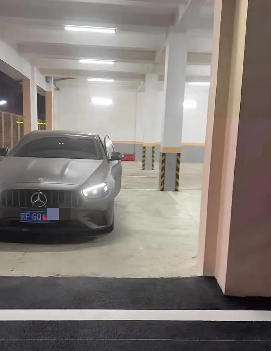 广东队的篮球健将王少杰，同样选择将他的奔驰座驾托运至东莞，与郭艾伦不谋而合，后者