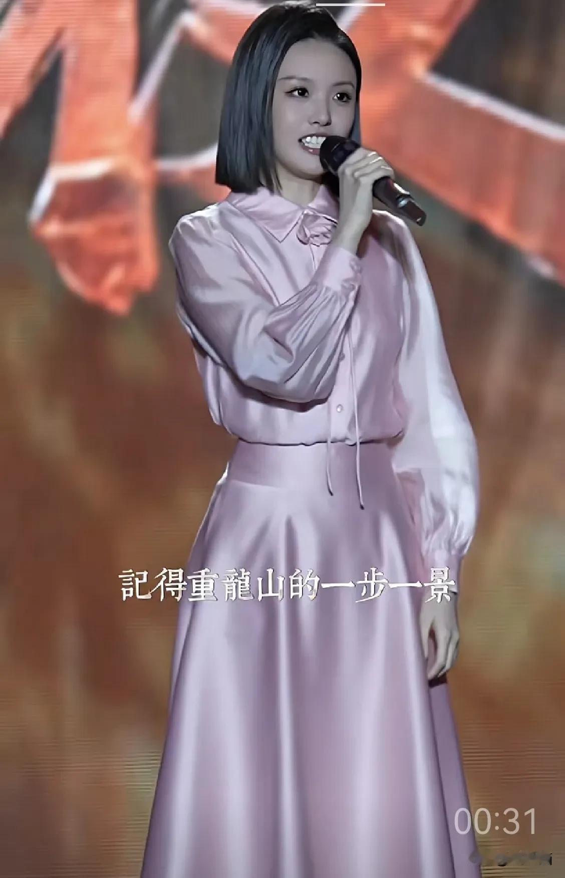 刀郎的女弟子们在演唱会上穿的齐齐整整，我看也很好看。

她们没有穿奇装异服，没有