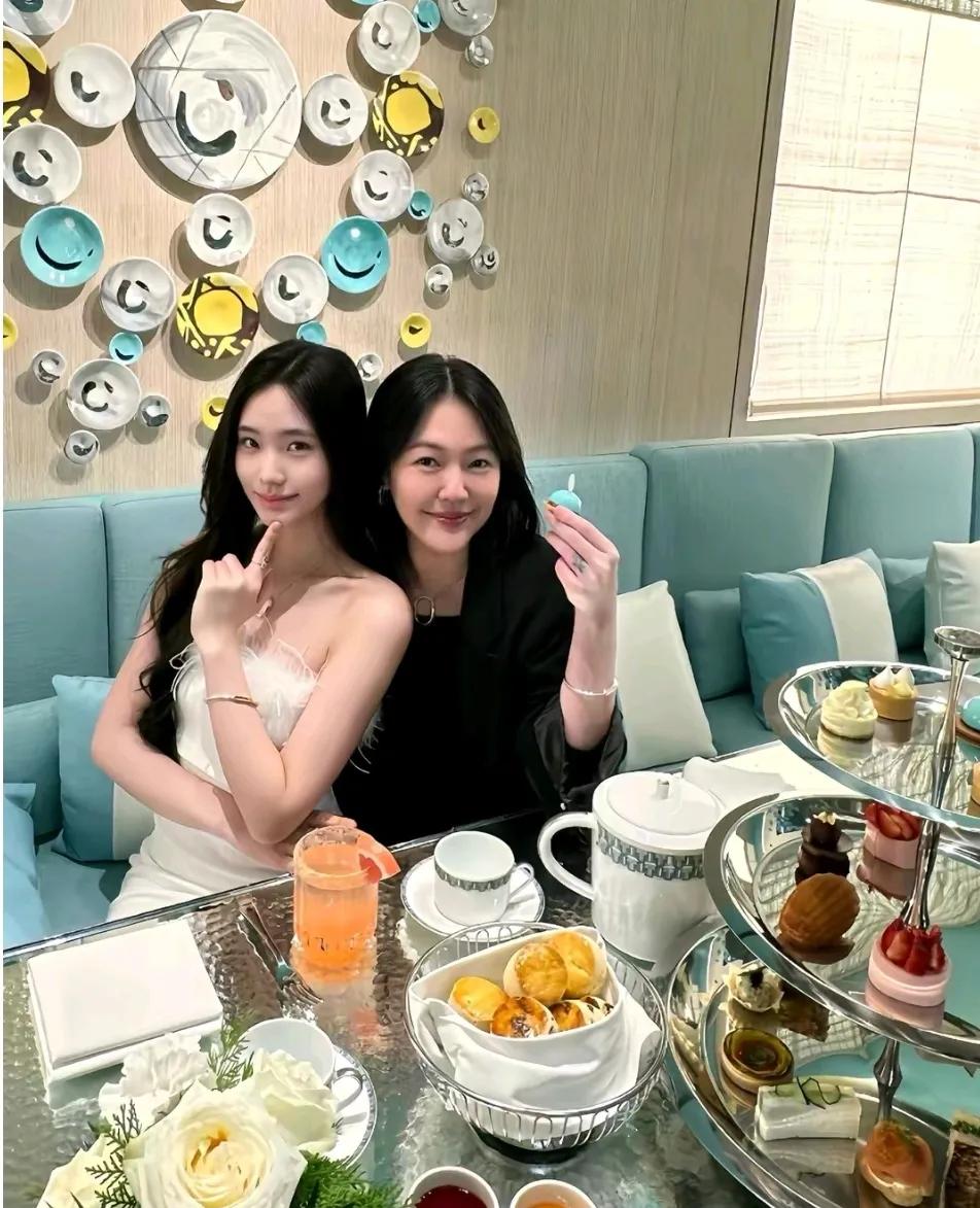 小S与二女儿同框享受美食
才发现，女儿比妈妈漂亮多了
青出于蓝，胜于蓝啊
小S的