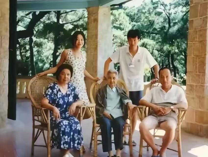 1998年，87岁的曾志似乎预感到这是自己最后一次生日，早早起来和长子石来发、次