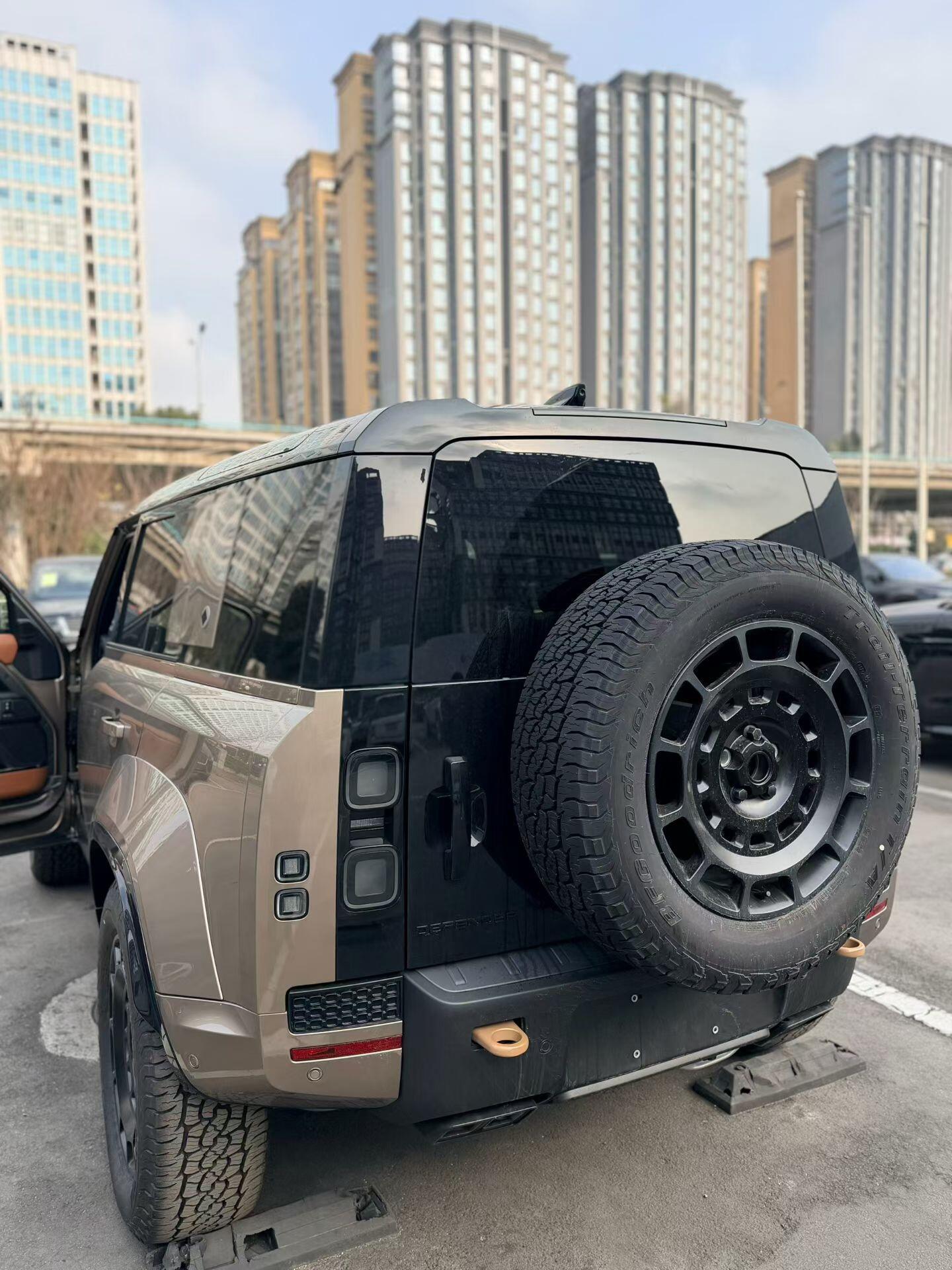 全川第一台路虎卫士2026款octa到店，外观砂岩金，外观跟普通卫士比起来确实虎