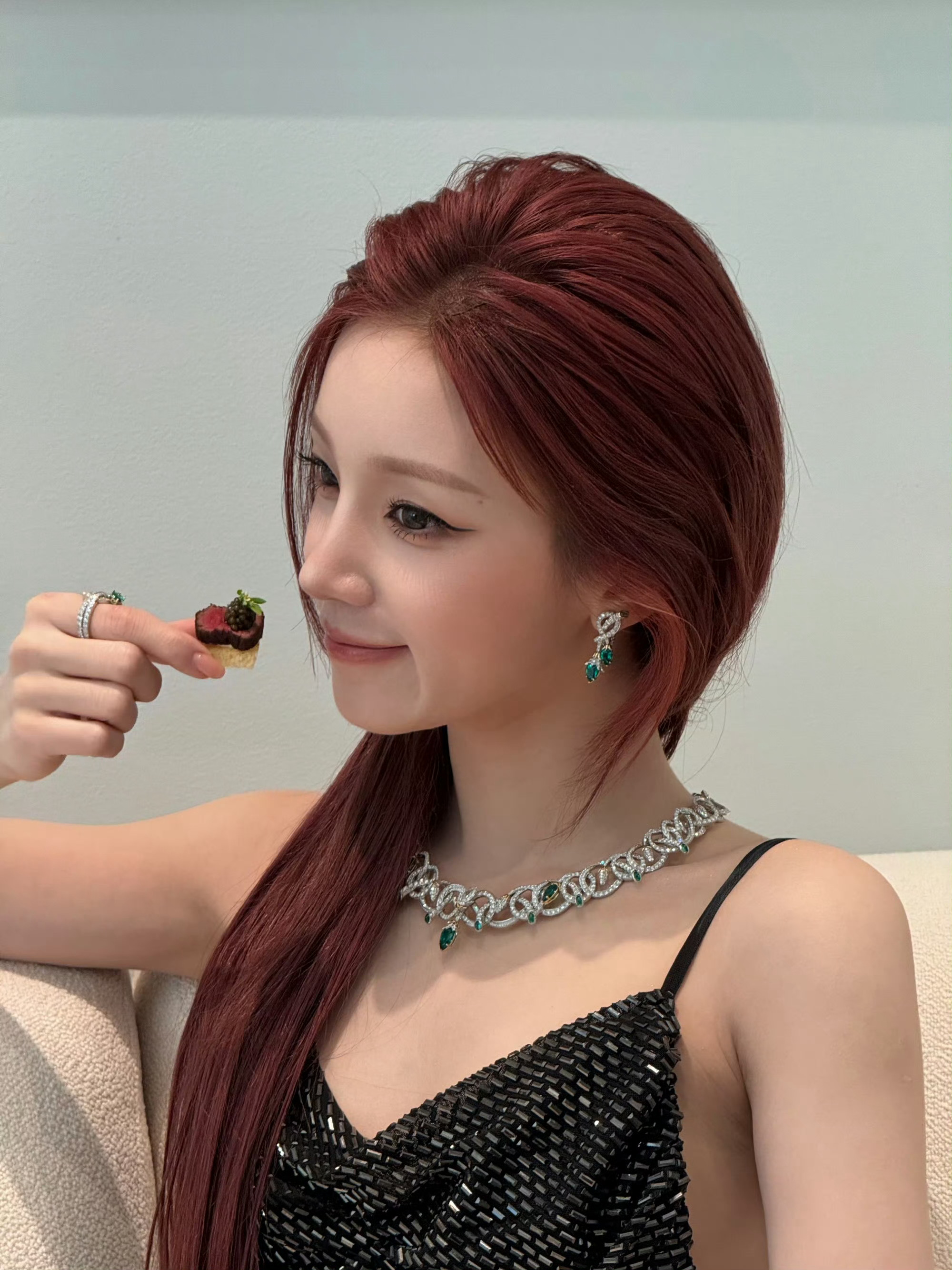 宋雨琦神图宋雨琦黑色碎钻裙 黑天鹅一般的气质呀红发散落在肩颈间，黑亮片裙随动作流