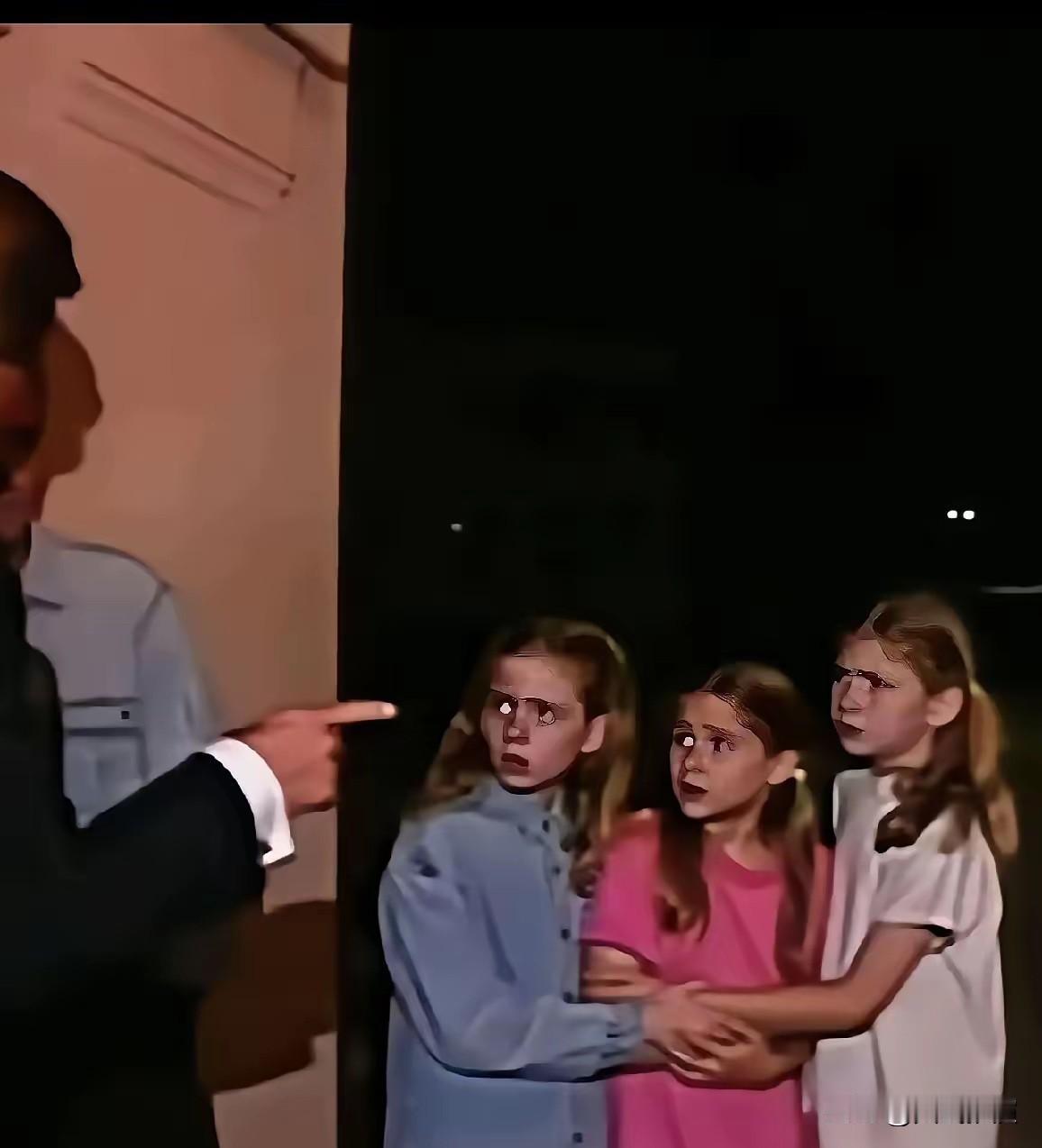 看看这三个小女孩的眼神，她们有多恐怖。

看到这三个小女孩的眼神，心里瞬间揪紧了