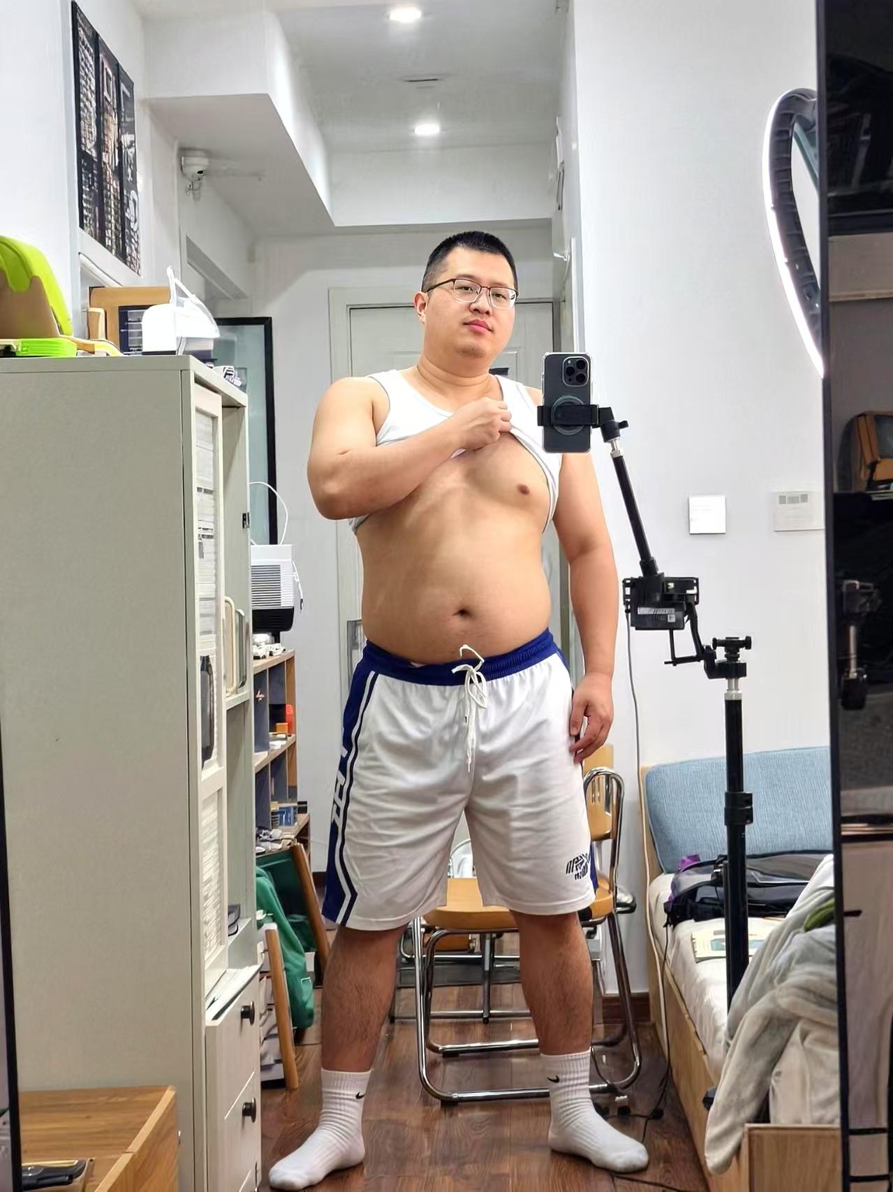 中年男人就是爱自己爱百合花。
没办法，戒不掉了…
大叔