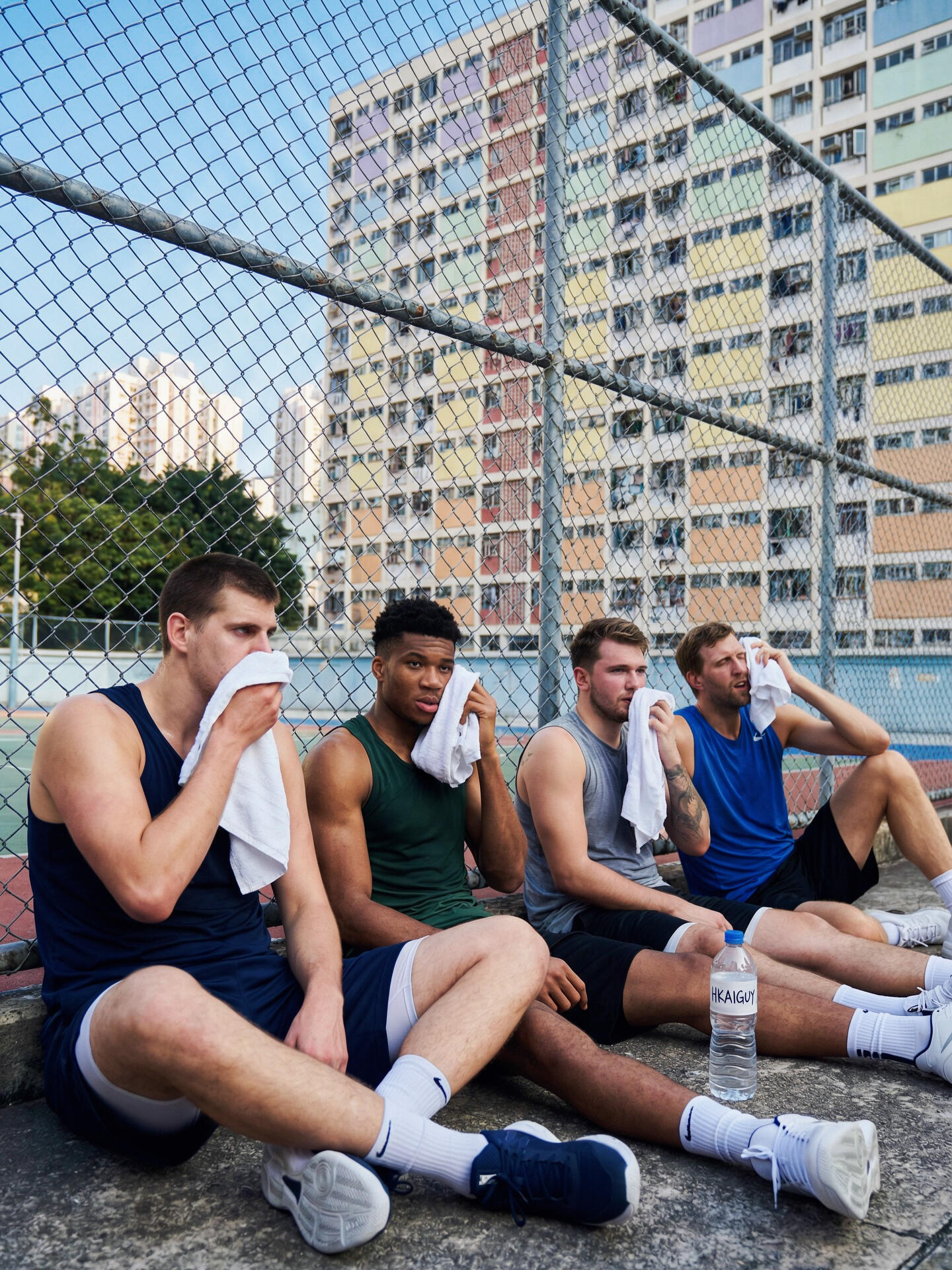 你到球场发现他们都少一个人，你会加入哪队？ 