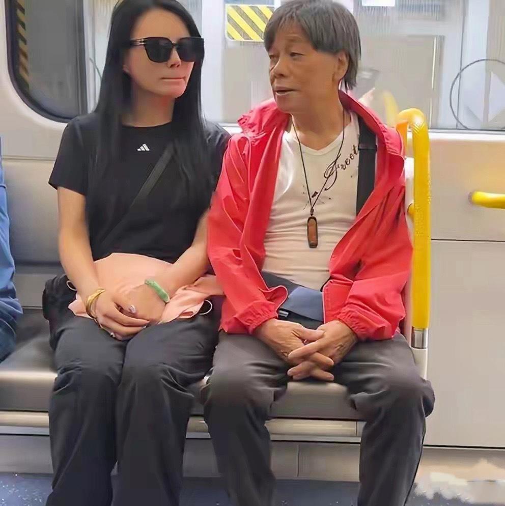 全民偶像陈真走了，我有幸与梁小龙有一面之缘。去年在深圳坐地铁偶遇了梁小龙，当时他