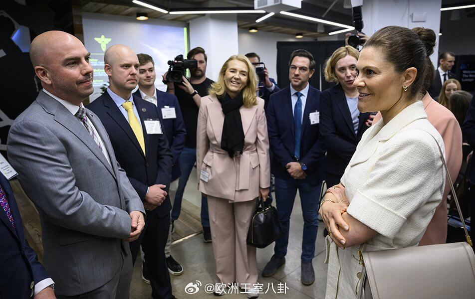 3.19 瑞典王储维多利亚公主继续对美国的访问，到了奥斯汀。上衣来自sandro