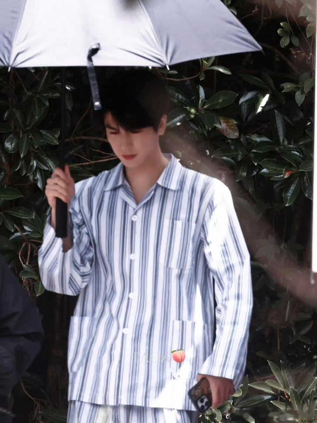 张凌赫病号服 张凌赫一秒过火病号服 张凌赫《这一秒过火》病号服路透杀疯了！破碎感
