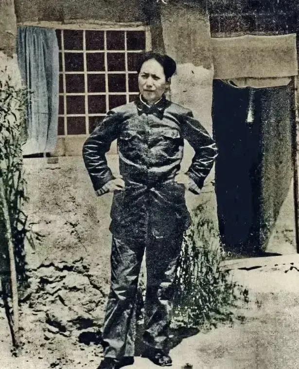 这是1936年陕北时期的毛泽东同志，长征刚结束，物资匮乏的环境下他身形消瘦，但身