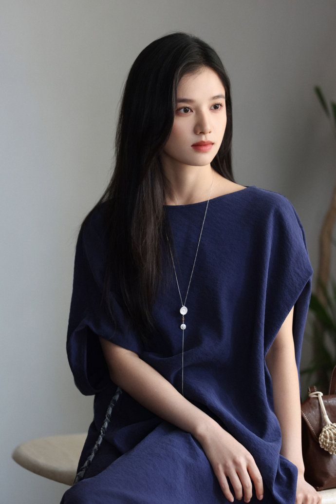 徐帆帮女儿找张婧仪要裤子链接 张婧仪播客里分享了两个温柔瞬间：一是徐帆拍戏时看到