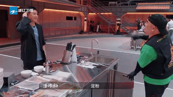 潘玮柏进厨房像回家一样炙热游戏百厨大战 是谁在比赛现场闲逛偷吃？原来是自带松弛感