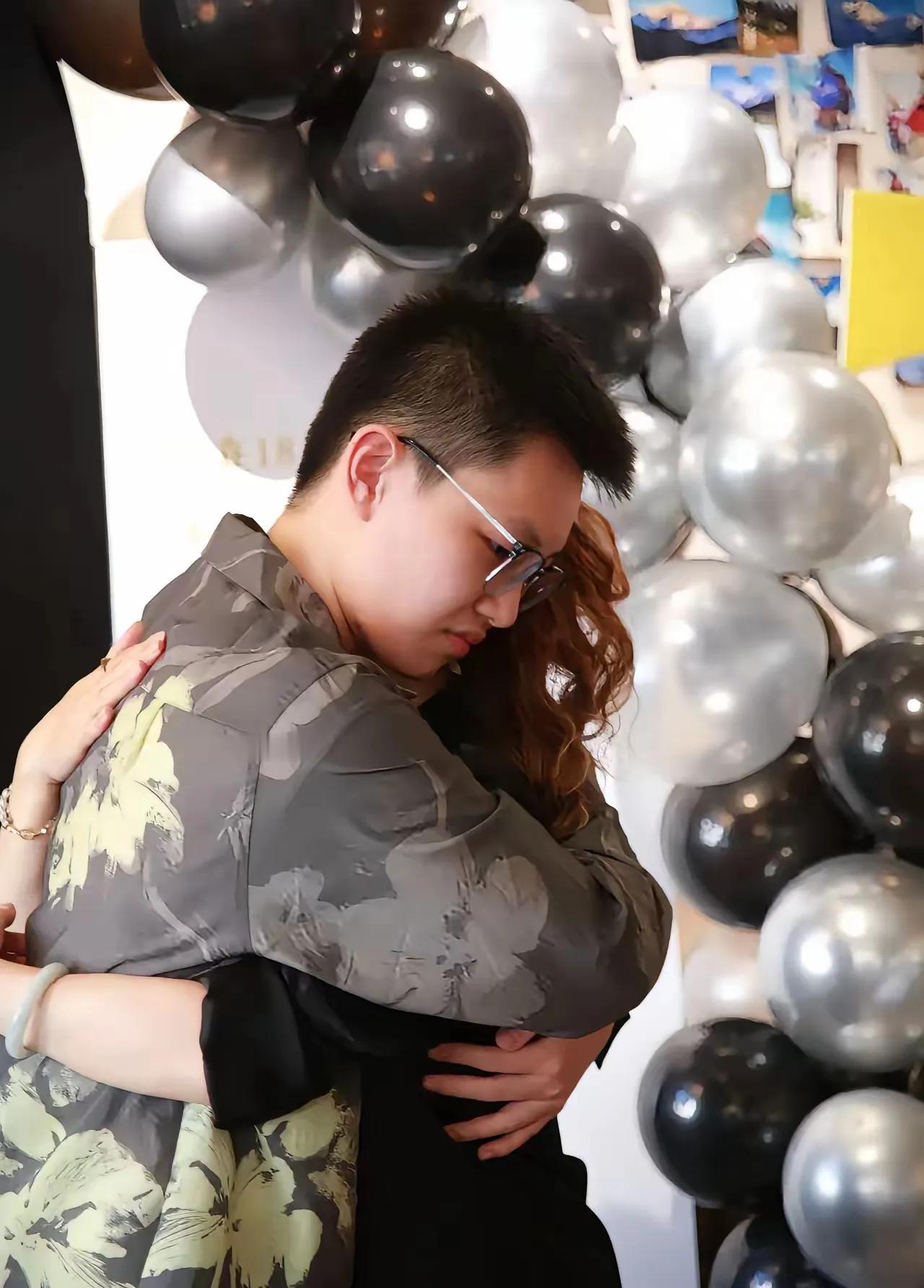 男子结婚 15 年得知儿子非亲生，离婚后妻子带着儿子走了。半年之后，男子从朋友那