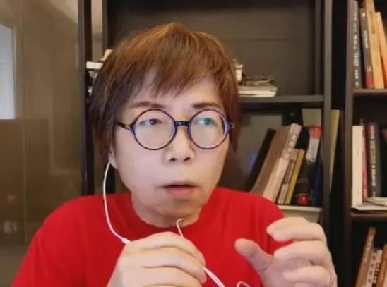 其实对黄智贤的身份要有个清醒的认识，她没有加入任何党派，因此也从来不是和国民党一