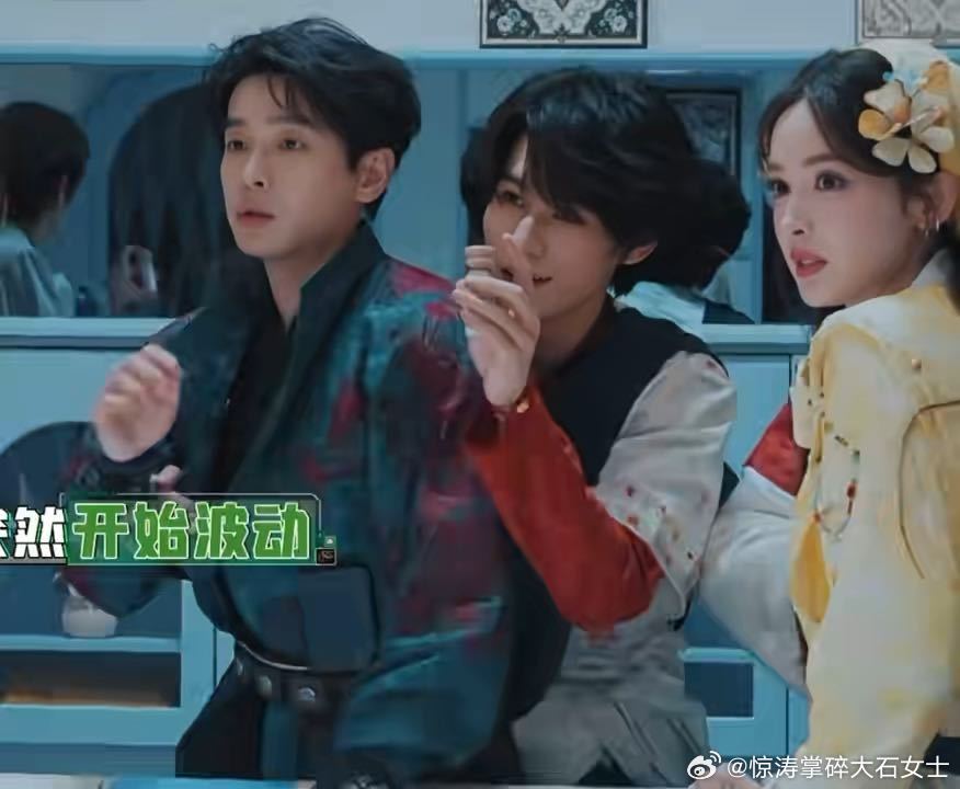 亮着灯的时候张真源胆子明显比平时大，彭昱畅被NPC吓得要往地上跪，他一把撑住了。
