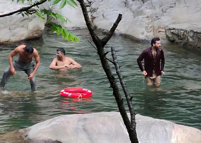 印度人不顾劝阻，在景区的溪流里洗澡，真的是不管不顾啊。
有网友在景区游玩，拍下了