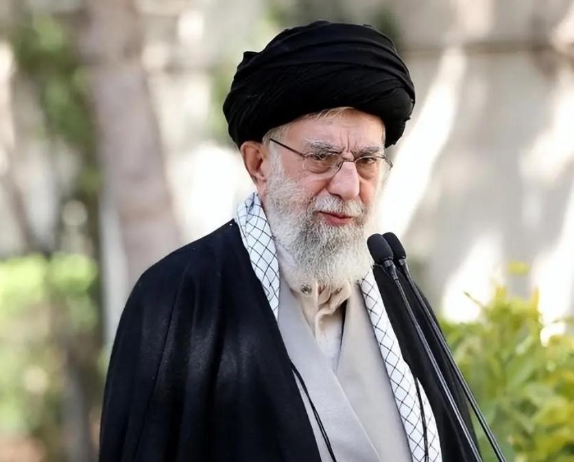 关于伊朗统治阶层是阿塞拜疆少数族裔这个说法并不准确，统治阶层主体还是波斯人，只是