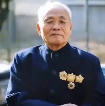 1949年，一个解放军军长回家探亲，亲娘就在眼前，他却装作不认识，还撒谎说：“大