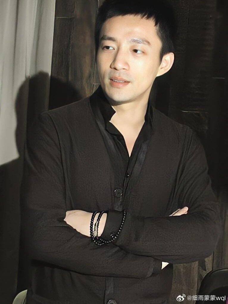 汪小菲是真急了，可惜晚了，也假了。一手好牌打得稀烂，说的就是他。本来三胎出生，正