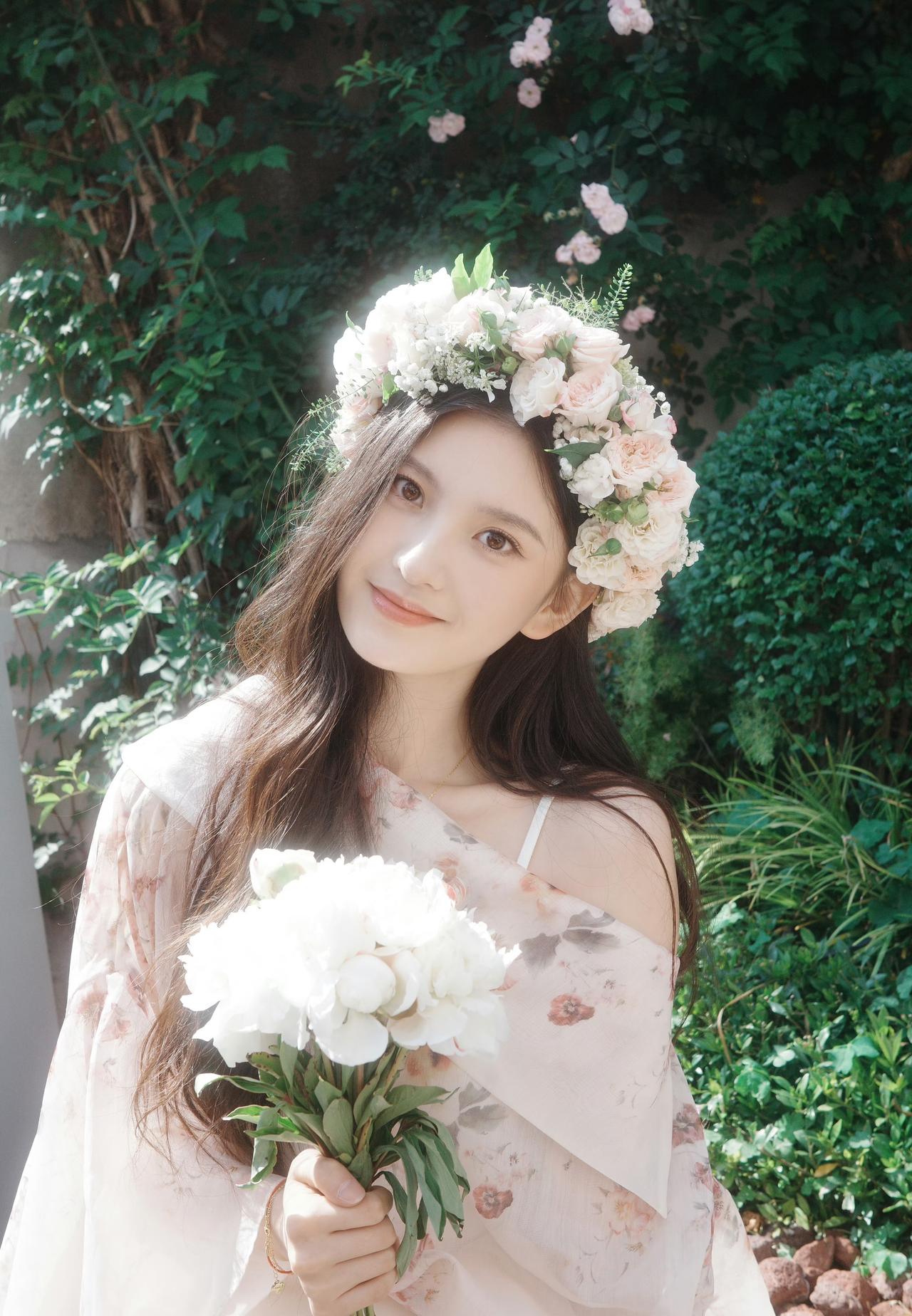 借一缕柔光，偷一捧花香，做一日被花簇拥的少女。