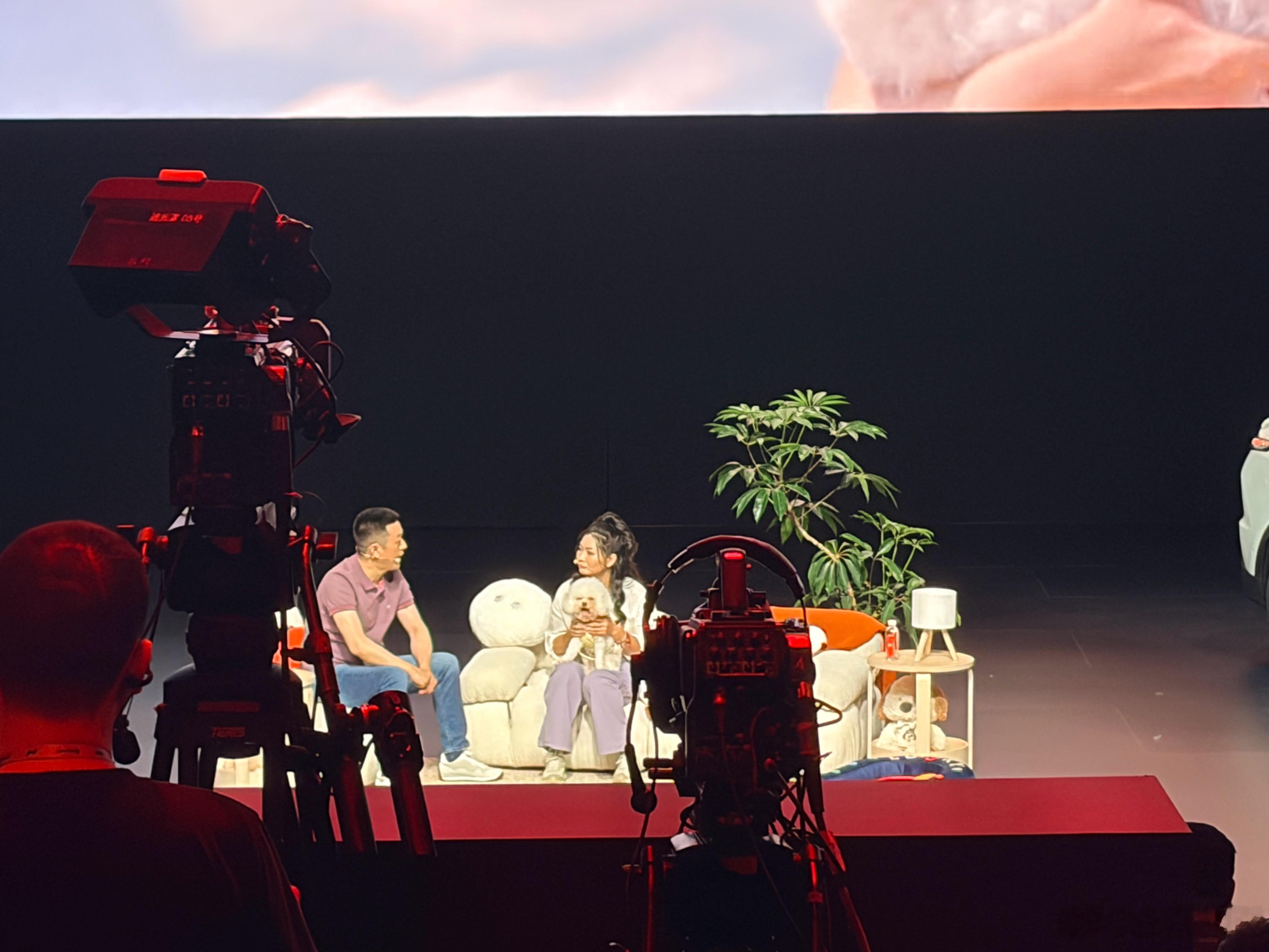 新乐道L60确实非常宠物友好我试驾那天的场景就是萌宠乐园大乔🐶在车里玩的可开心