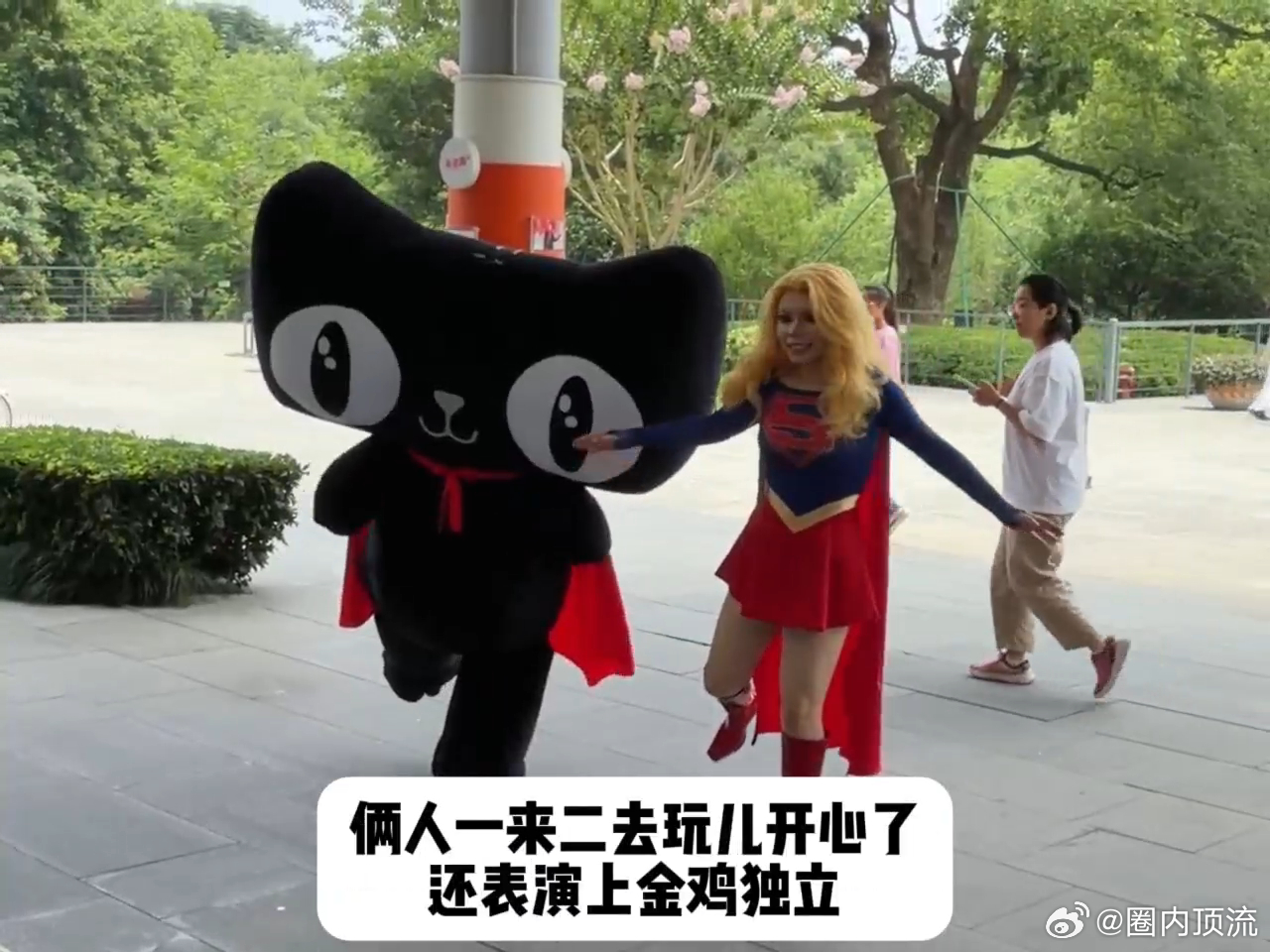 杭州余杭偶遇超级少女的含金量超级少女现身余杭CBD街头快闪，和天猫人偶趣味互动，