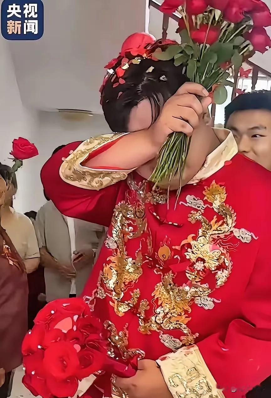 “这个丈母娘，火到央视新闻！”江苏连云港，新郎上门接亲，想过被堵门刁难，但女方家
