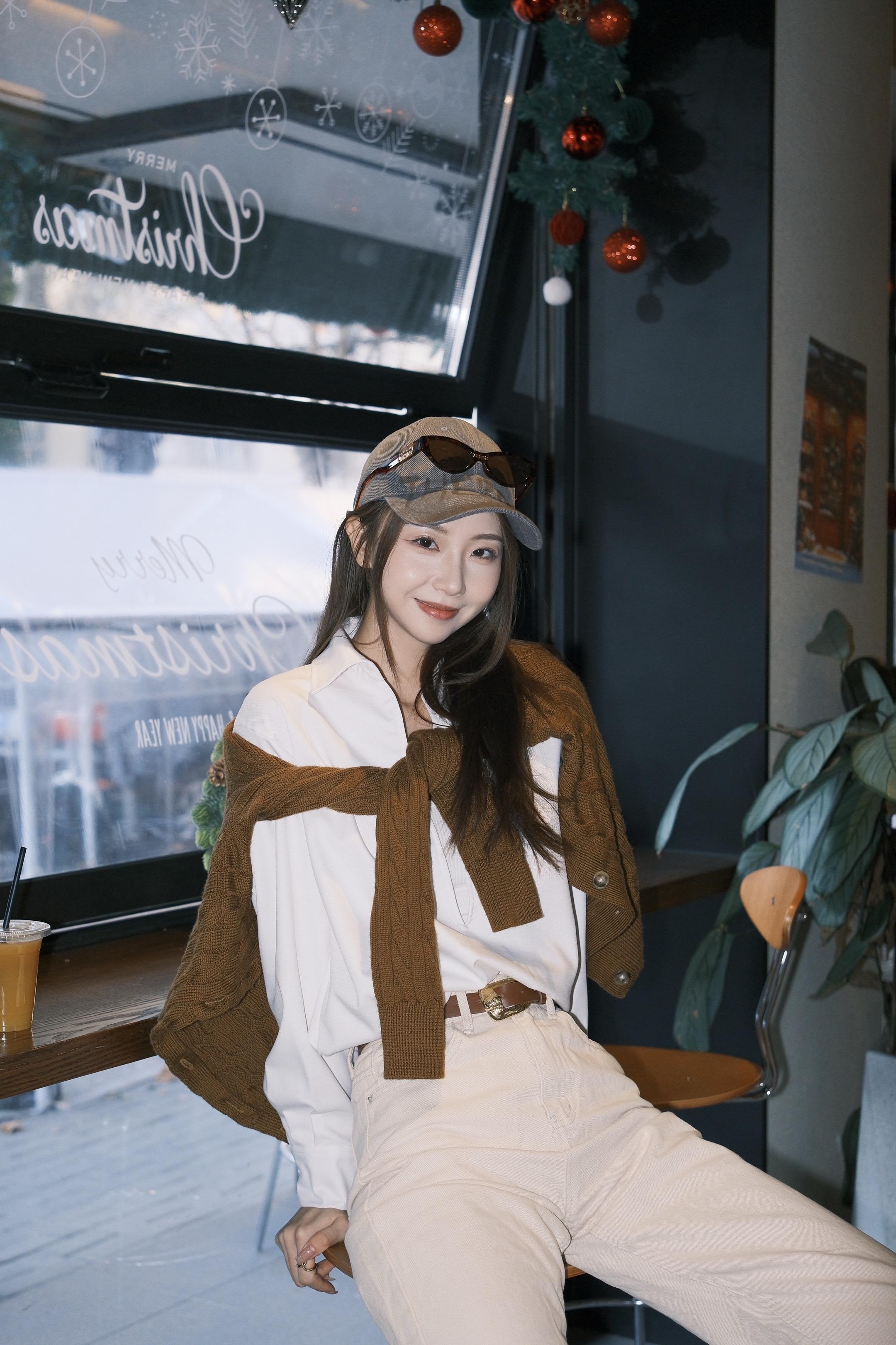 今日穿搭。 嘿嘿 不是工作的时间的拍摄 真不好意思😬