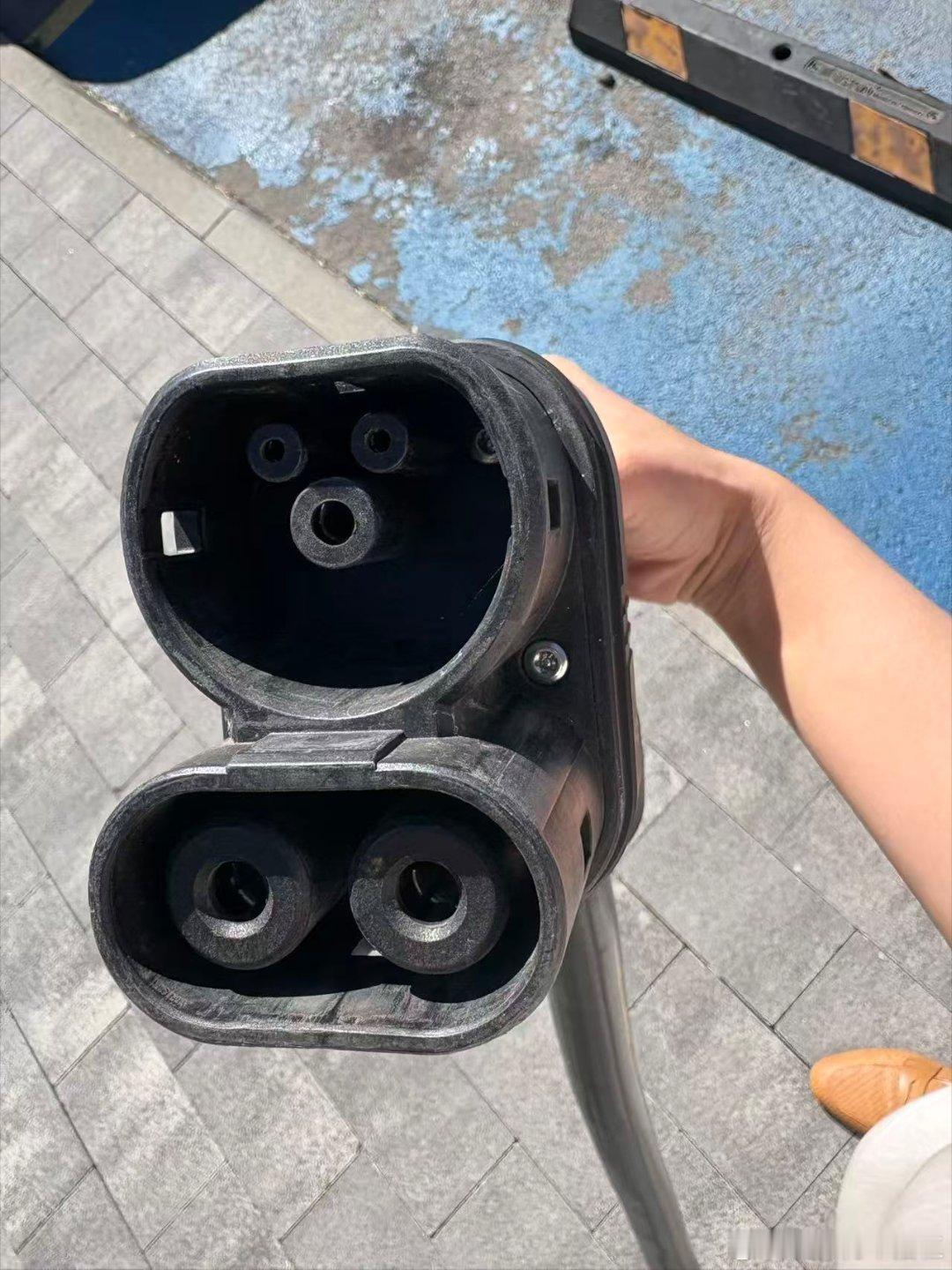 说真的，我第一次见这样的充电口。。。又长见识了。。。 ​​​