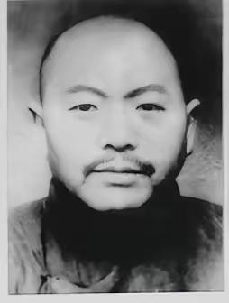 1951年，大汉奸黄标被押上行刑台，子弹上膛那一刻，黄标突然说：“我每个月给新四