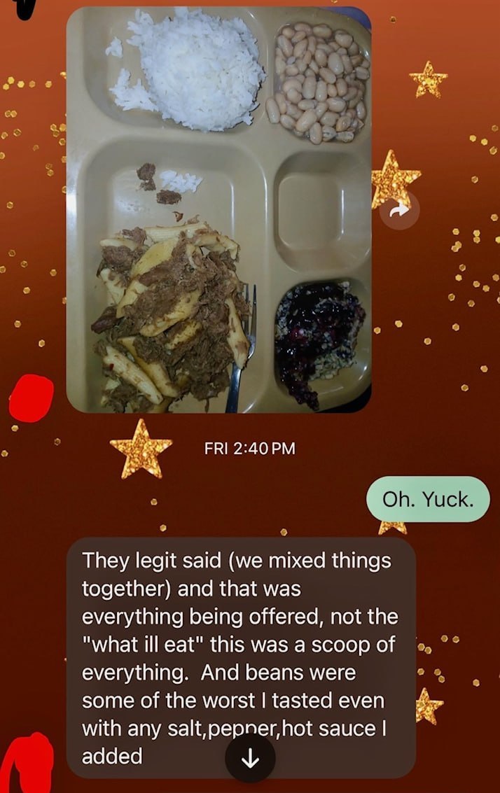 一名“亚伯拉罕·林肯”号航母上的水兵向家人发送了一张照片，照片显示了航母上提供的