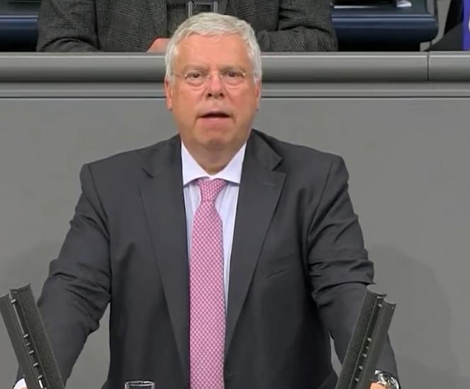 正面打不过特朗普，德国开始“剑走偏锋”了。为了守住格陵兰岛，德国总理默茨的亲信于