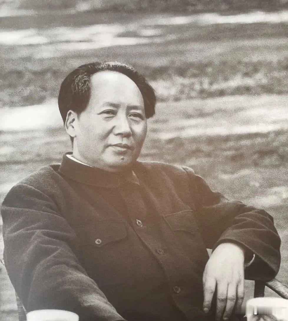 重温伟人那段话：纸老虎不会自己倒，得一个一个牙敲掉

伟人早就把道理讲透了：帝国