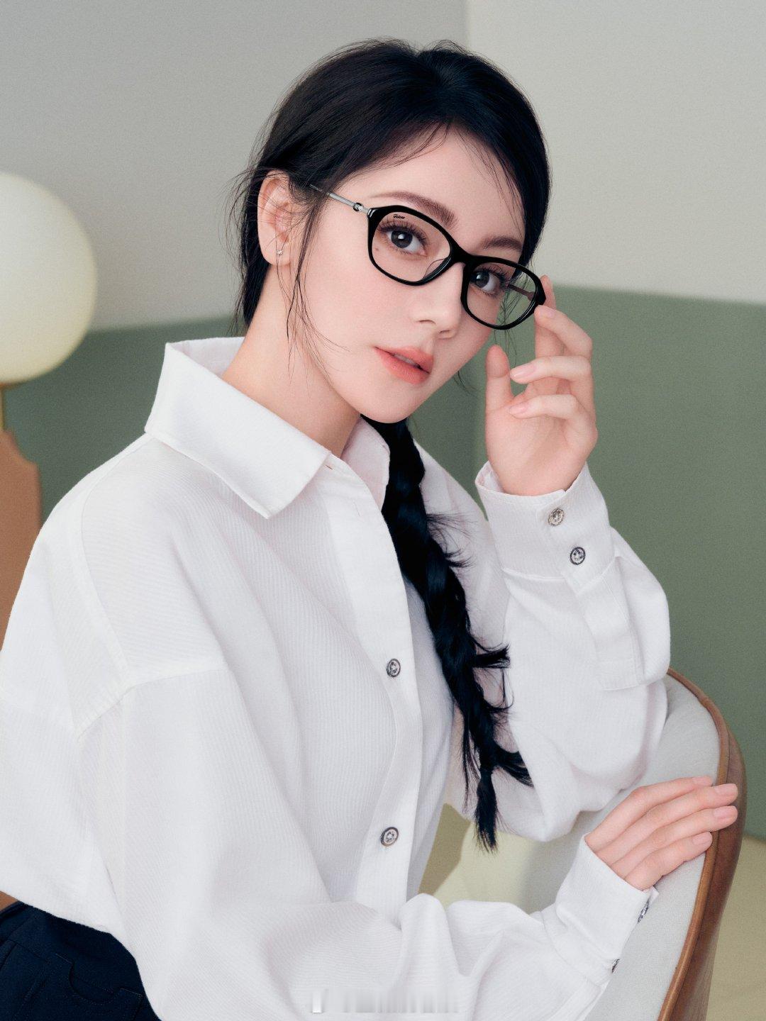 迪丽热巴交出眼镜攻略 迪丽热巴这组造型简直是“天才女友”的完美具象化！前一秒还是