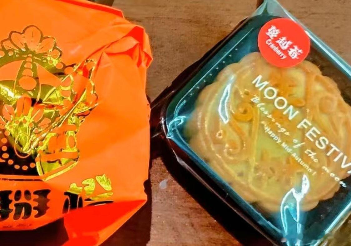 朋友圈被生命树月饼和小橙子刷屏了还有好多剧组的月饼也刷屏了幸亏昨天喝多了睡的早哈