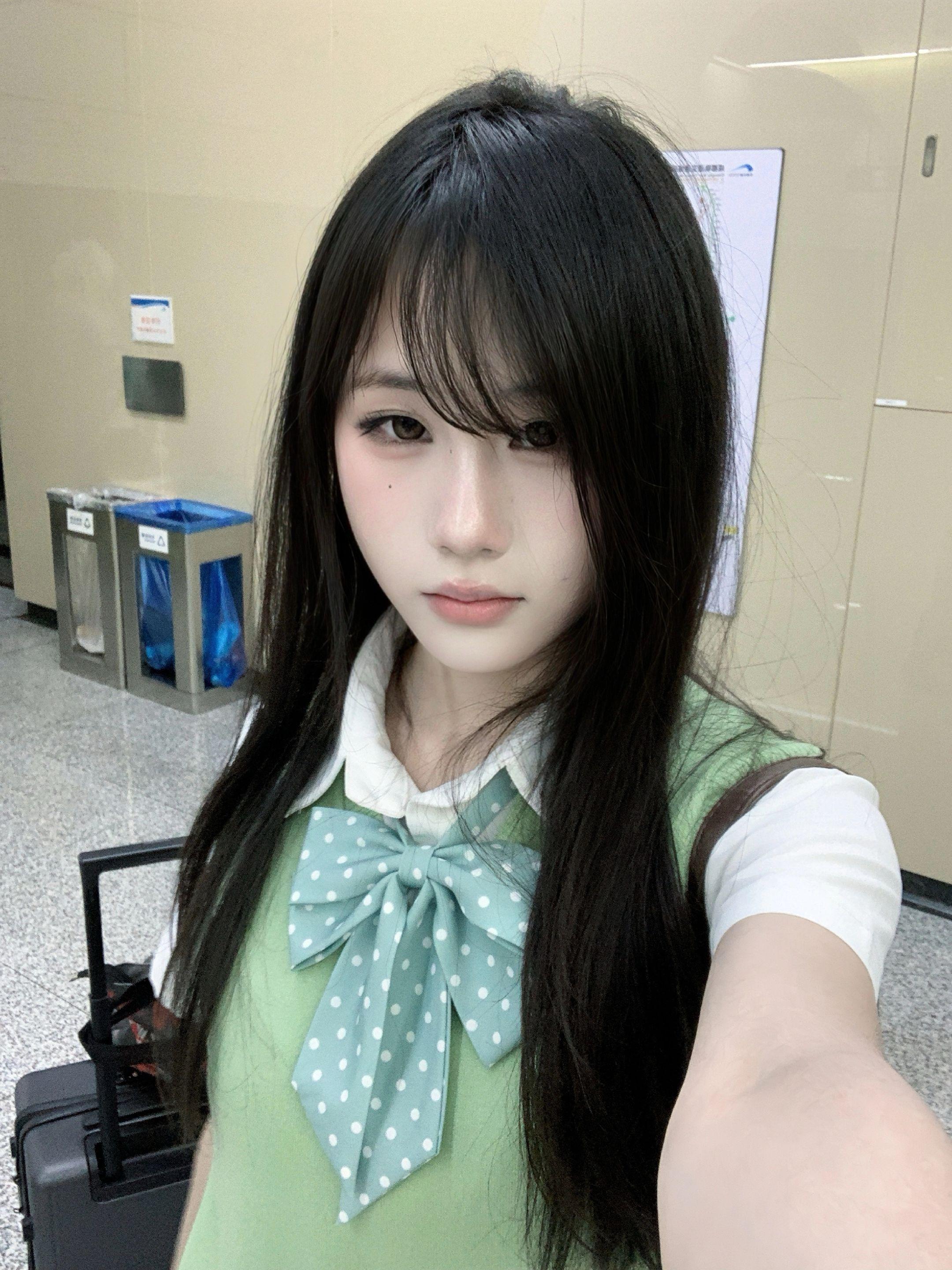 黄昏把影子拉得很长，像没说完的话