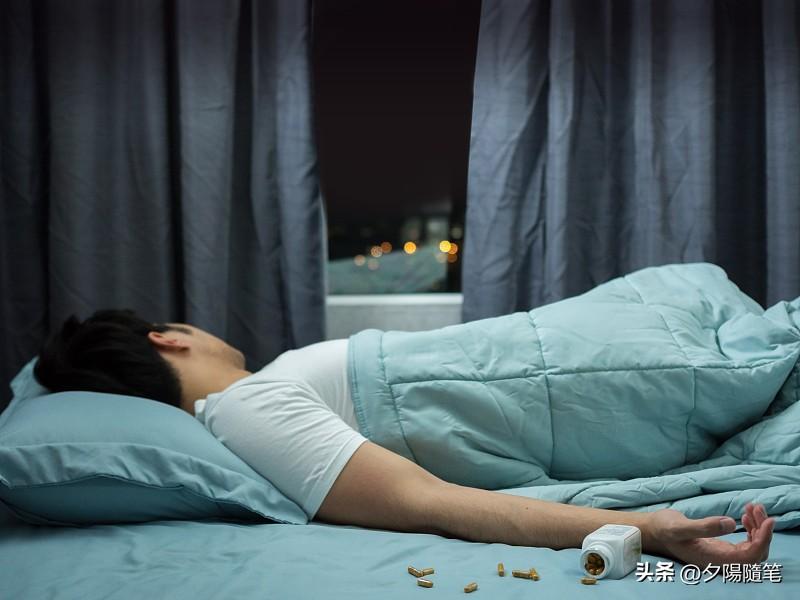 常吃安眠药危害可不小。首先是依赖性或成瘾性，一旦上瘾，就像对毒品有依赖一样，没它
