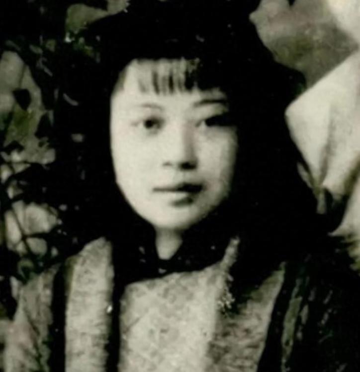 1945年，她被日寇玷污，之后，他们在她下身灌入辣椒水，她始终守口如瓶

她叫黄