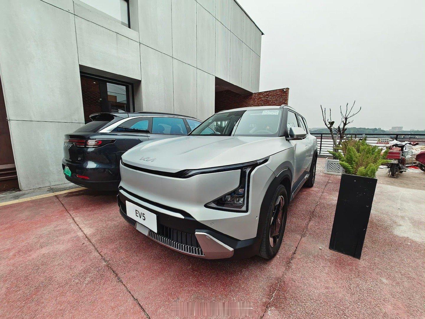 最近开了一下起亚EV5，车内空间极其巨大的一辆“经济适用型”电动车。动力的部份没