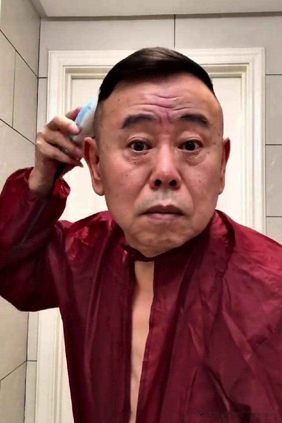 潘长江在个人社交平台上发布了一条视频，他拿着电推子给自己理发，边理边说：“见过推