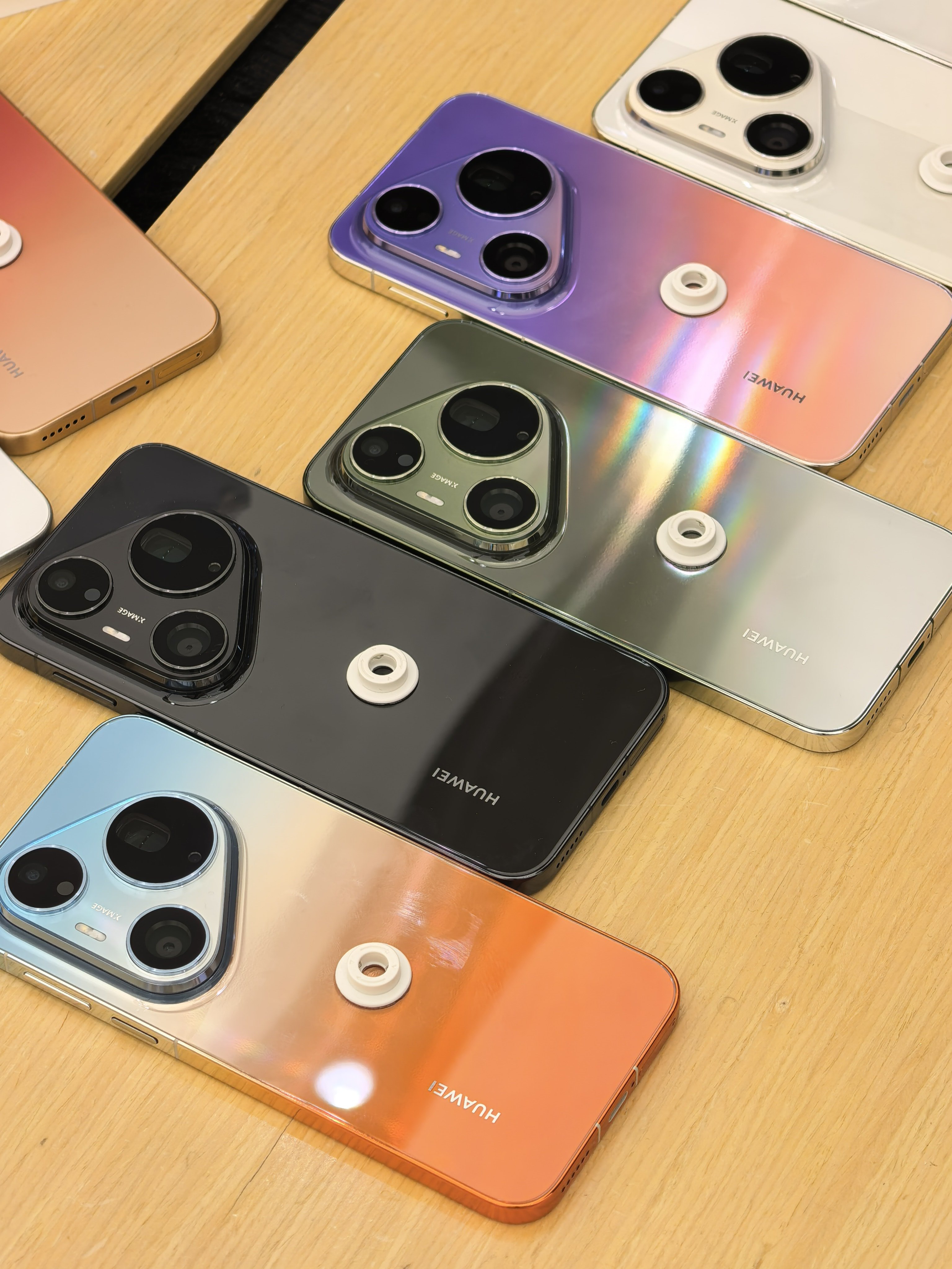 已经准备好买 华为Pura90ProMax 了只不过颜色还是好纠结 