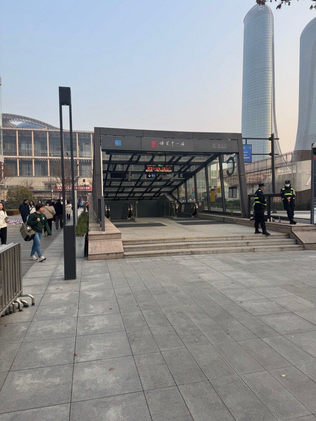 世界羽联总决赛观赛攻略坐地铁6号线到博览中心站C口最省心，出站后直行100米跟着