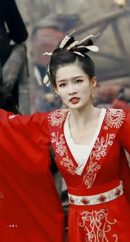 李沁新剧红衣登场梦回元淳 出场即高光说的就是李沁吧，红衣造型一出来气场全开，这次