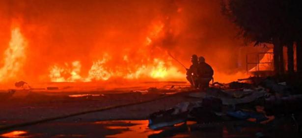 惨烈！莫斯科遭大规模轰炸，空中交通陷入瘫痪，超300架航班被迫取消或发生延误，7