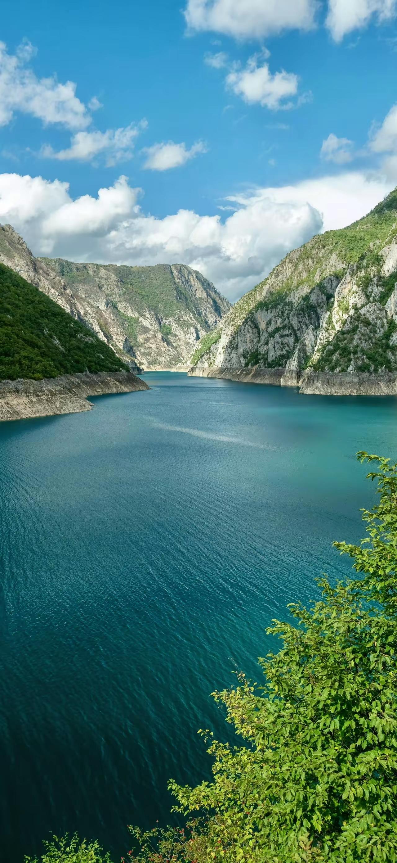 真正厉害的人只做三件事。
第一件：锻炼身体。
经常运动的人，体内的生态系统犹如一